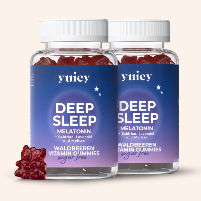 2 yuicy® Dosen Deep Sleep mit Melatonin, Baldrian, Lavendel und Melisse in einem blau-lila-farbigen Ton und Vitaminen in Gummibärchen-Form. Als Nahrungsergänzung für besseren Schlaf. 